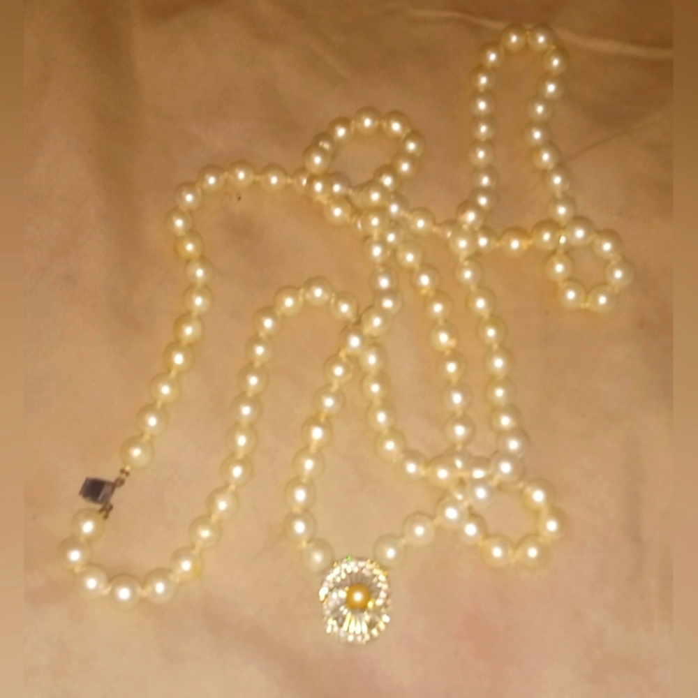 Vintage white faux pearl necklace with pendant